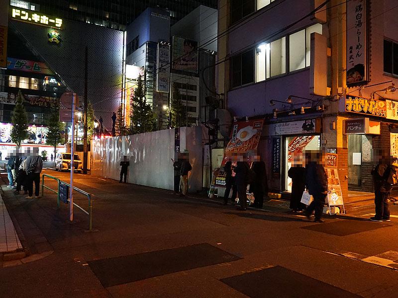 様子を見守る業界関係者など