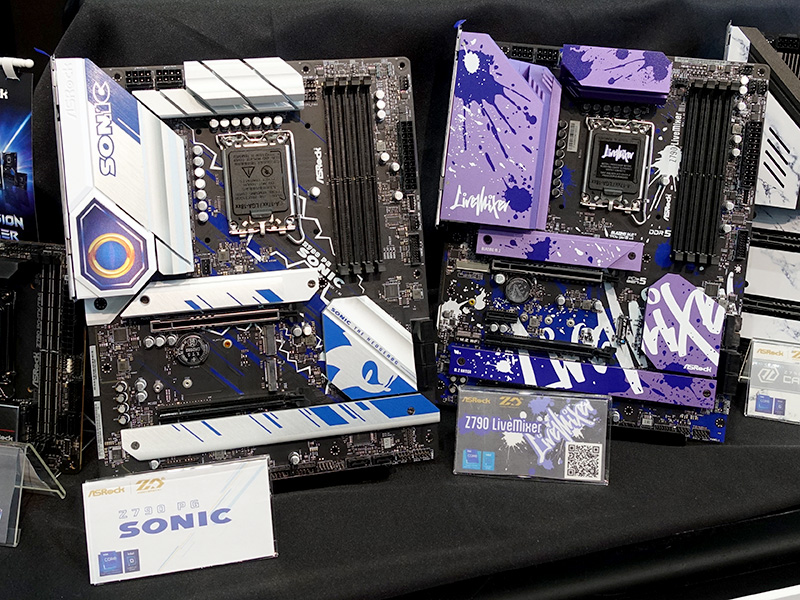 ASRockブースとASRock原口氏