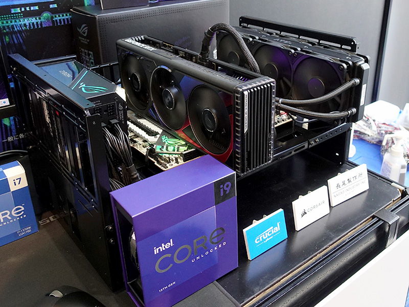 ROGブランドパーツを使ったマシンや周辺機器などを展示
