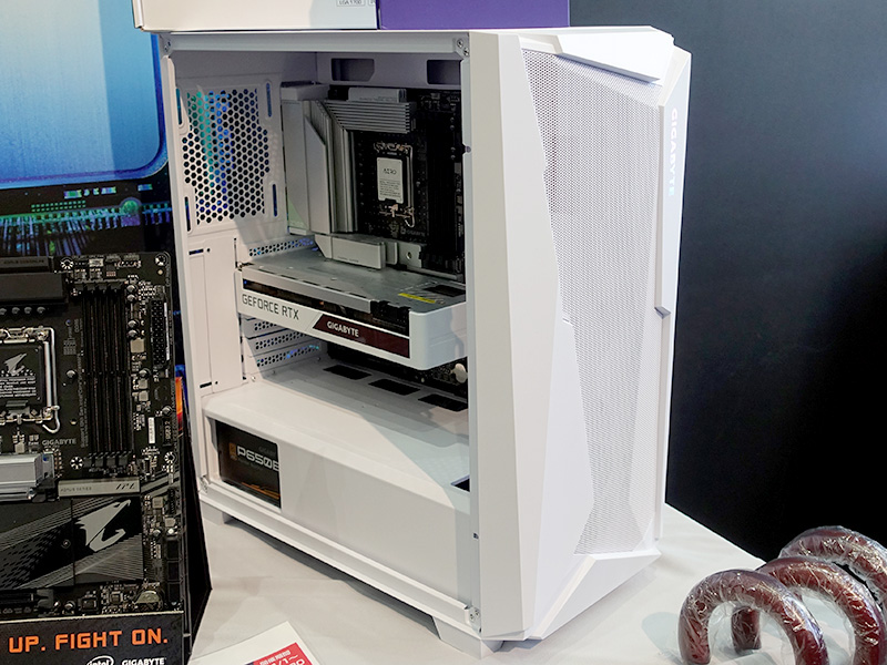 現状は中国でのみ販売中という内部まで白いPCケース「C301」も展示。BTO向けに国内展開も検討中だとか