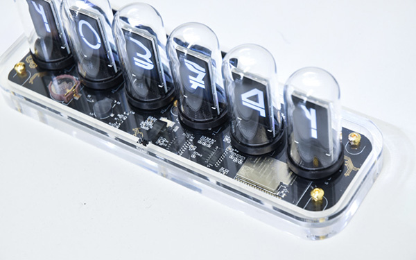 土台が透明なニキシー管風置時計「Cyber punClock ghost」がサンコー