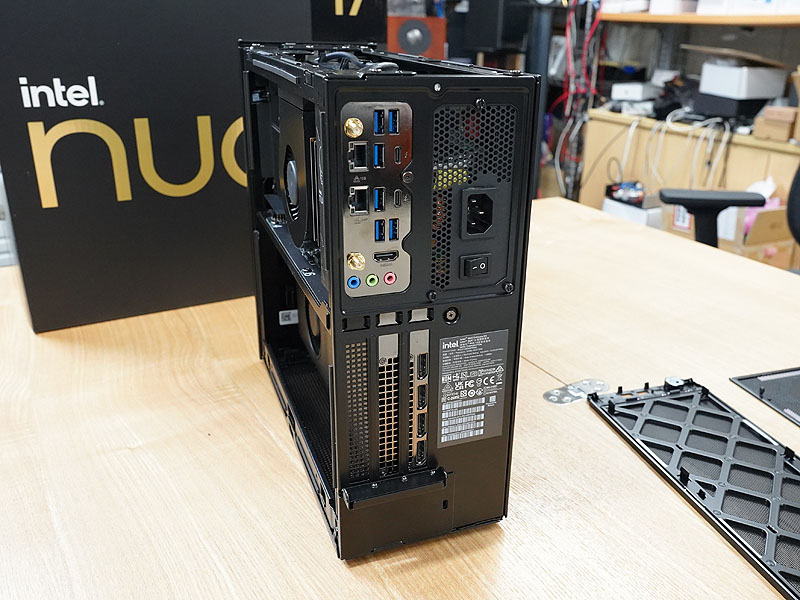 ケース内(写真はNVIDIA RTX A5000を増設済み)