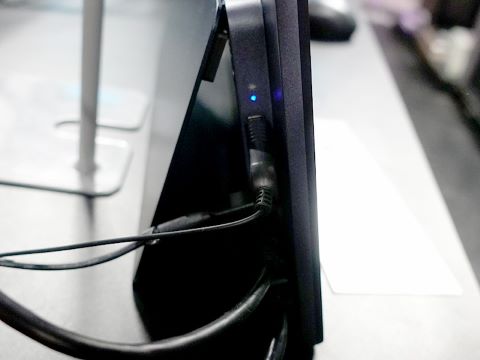 裸眼3D表示が可能な15.6型4Kモニター「ASV15-1B」の実機展示