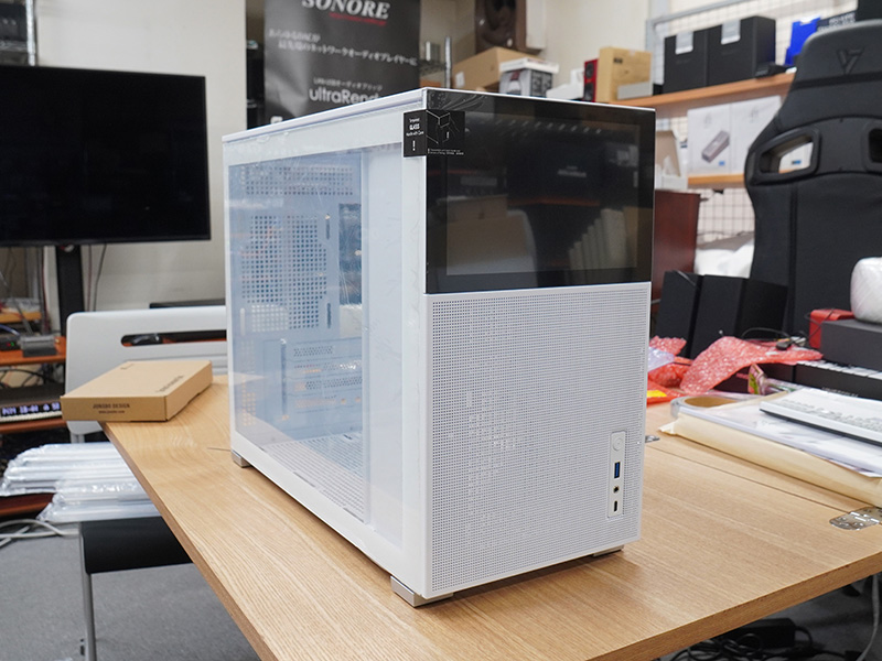 写真は「D31 MESH SCREEN」のホワイトモデル