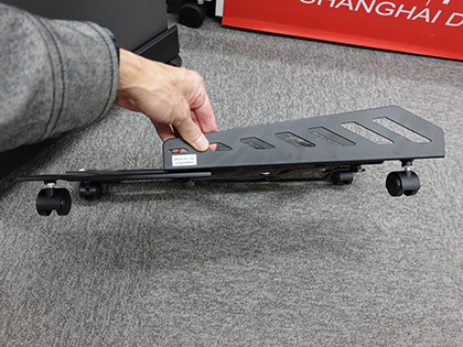 幅と奥行きを調整できるデスクトップPC用スタンドが上海問屋から