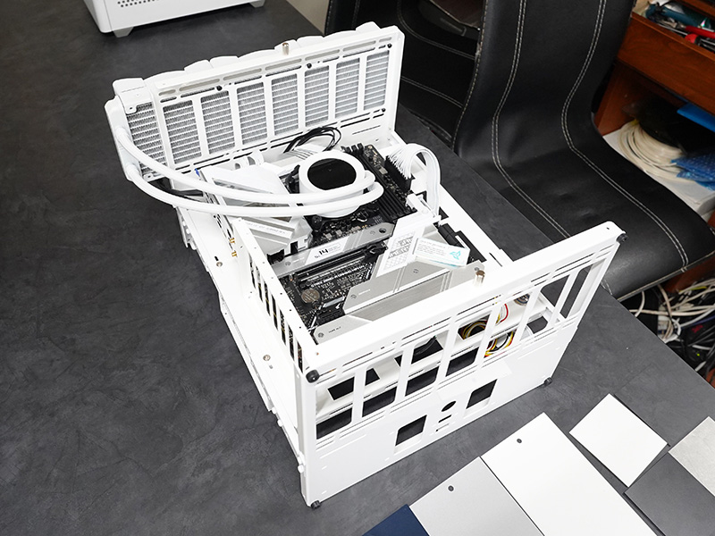 「3wayオープンフレーム スタック式」の白色モデル