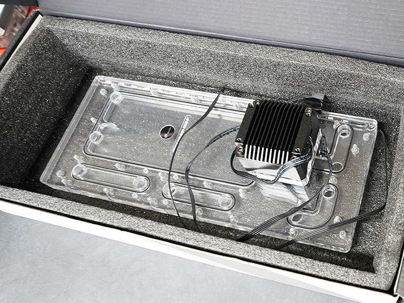サイド用の「RGV-LAN-O11-EVO-P DISTRO PLATE」