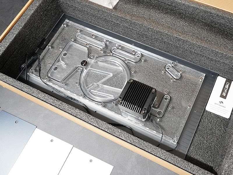 フロント用の「RGV-LAN-O11-EVO-LI-P DISTRO PLATE」