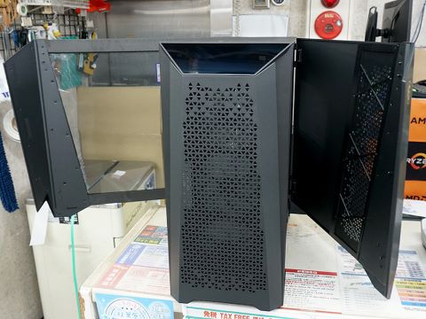 4.3型タッチパネル内蔵、MSIのハイエンドPCケース「MEG PROSPECT 700R