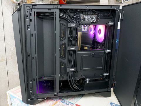 4.3型タッチパネル内蔵、MSIのハイエンドPCケース「MEG PROSPECT 700R