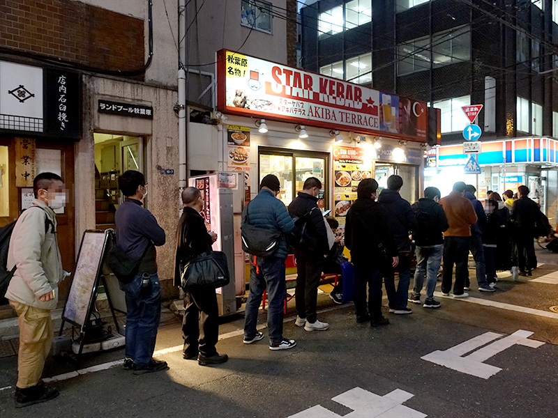 日没後も行列は途切れず(2/20に撮影)