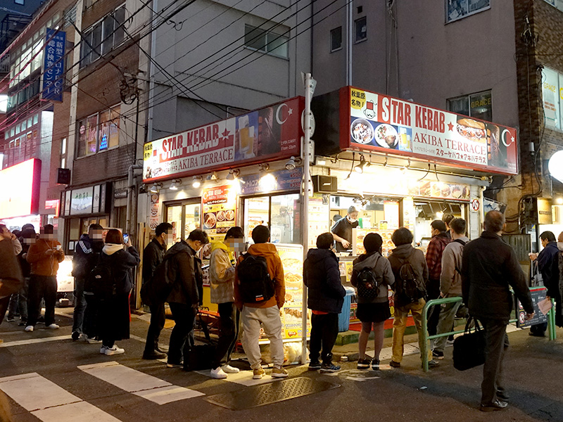 日没後も行列は途切れず(2/20に撮影)