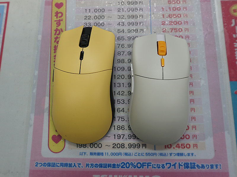 Model O Pro Wireless(写真左)とSeries One Pro Wirelessの比較