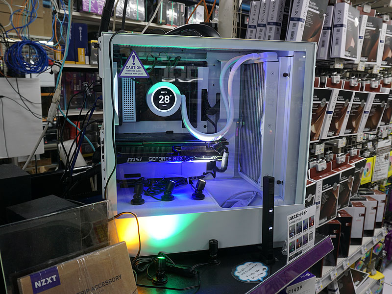 NZXTの人気PCケースや簡易水冷クーラーを使ったPC。タイムリーの<a href="https://akiba-pc.watch.impress.co.jp/docs/news/news/1404370.html" class="deliver_inner_content i">USBスポットライト</a>でライトアップ