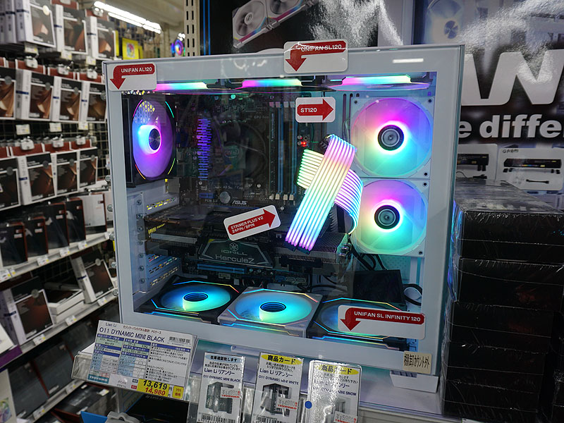 Lian Liの連結ファンを多数搭載したPC。ケースの価格はホワイト・ブラック共に同じ