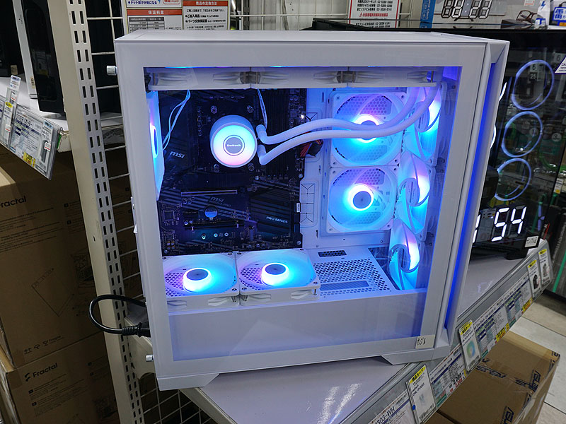 オウルテックの簡易水冷クーラーや白い120mmファン×計11基（360mmラジエーターのファン×3基含む）を搭載したPC