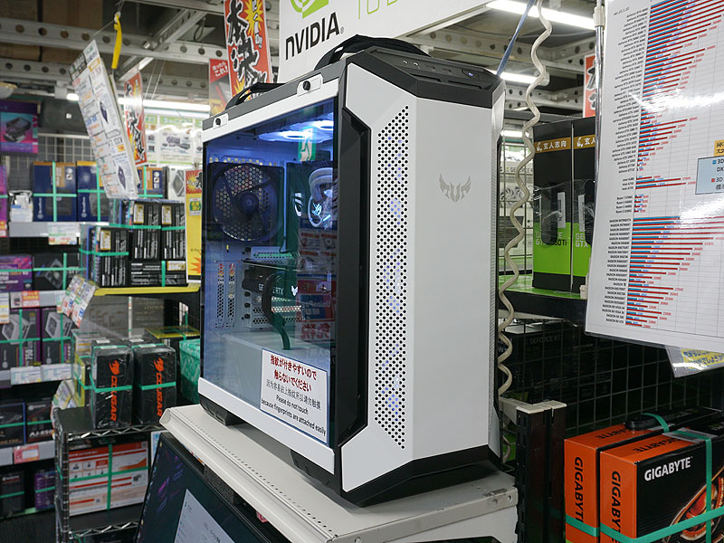 ASUSのPCパーツで構成されたPC。ケース上部には持ち運びに便利な綿織ハンドルを装備