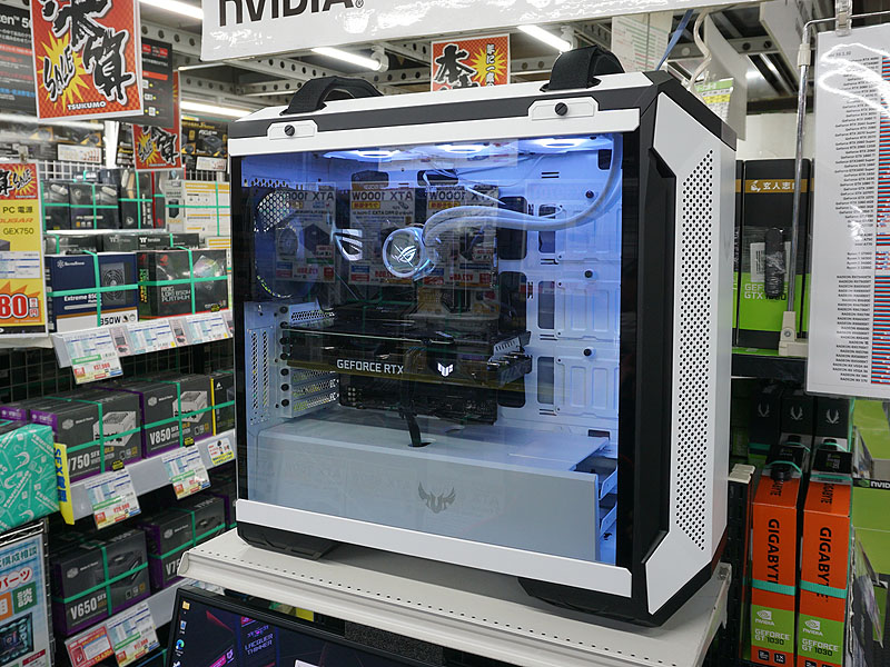 ASUSのPCパーツで構成されたPC。ケース上部には持ち運びに便利な綿織ハンドルを装備