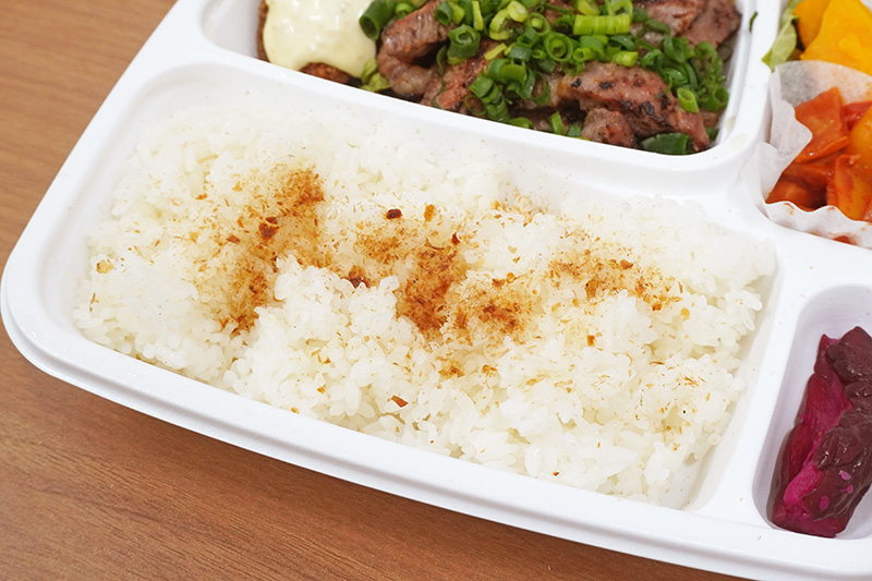 白米には「おかか」がふりかけてありました