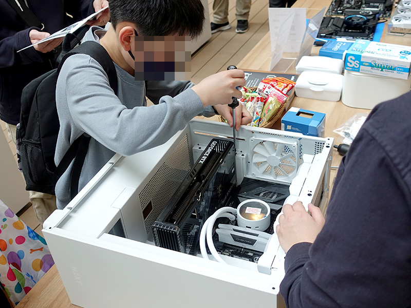 ビデオカードを取り付け