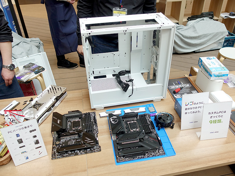 体験コーナーでは電源の投入まで組み立て体験が可能