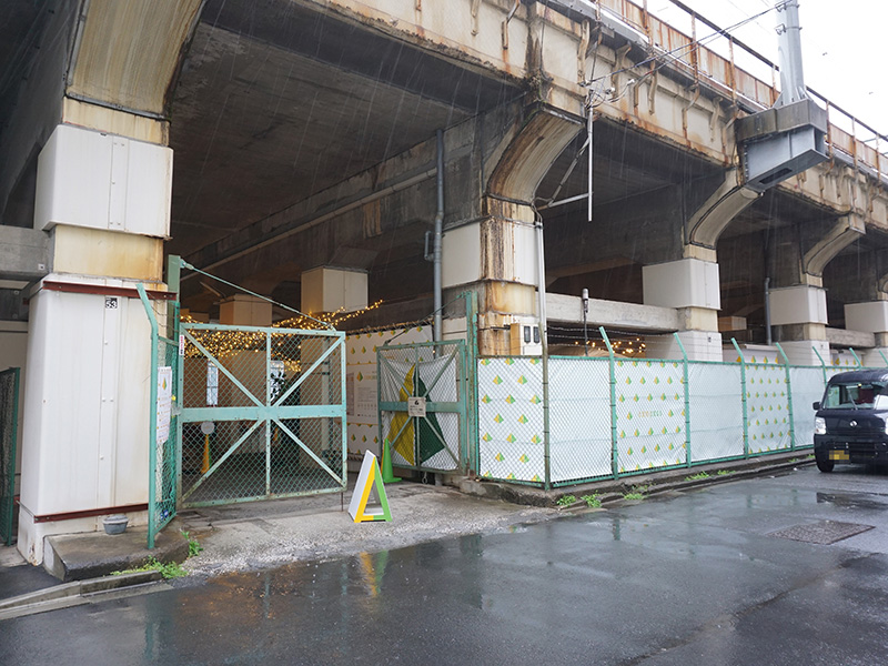 JR山手線高架下にキャンプ練習場「campass」がオープン