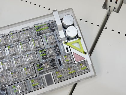 アルミ削り出し+透明外装の自作キーボードキット「New Retro#66