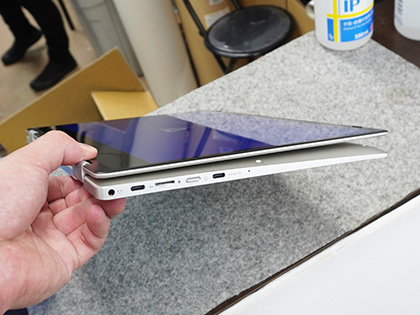 スマホがPCのように使えるノートPC風デバイス「WITHiS」の展示が