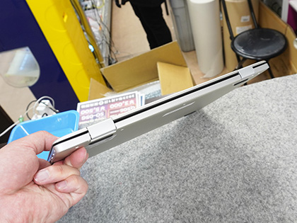 スマホがPCのように使えるノートPC風デバイス「WITHiS」の展示が