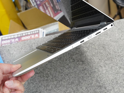 スマホがPCのように使えるノートPC風デバイス「WITHiS」の展示が