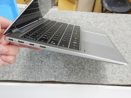 スマホがPCのように使えるノートPC風デバイス「WITHiS」の展示が