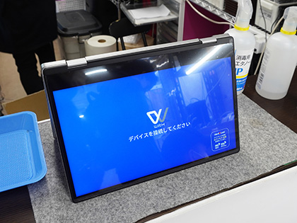スマホがPCのように使えるノートPC風デバイス「WITHiS」の展示が