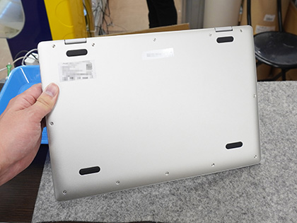 スマホがPCのように使えるノートPC風デバイス「WITHiS」の展示が