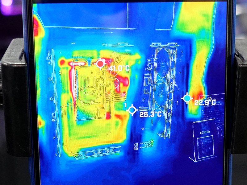 エアフローが考慮されているためマザーボード温度も低め