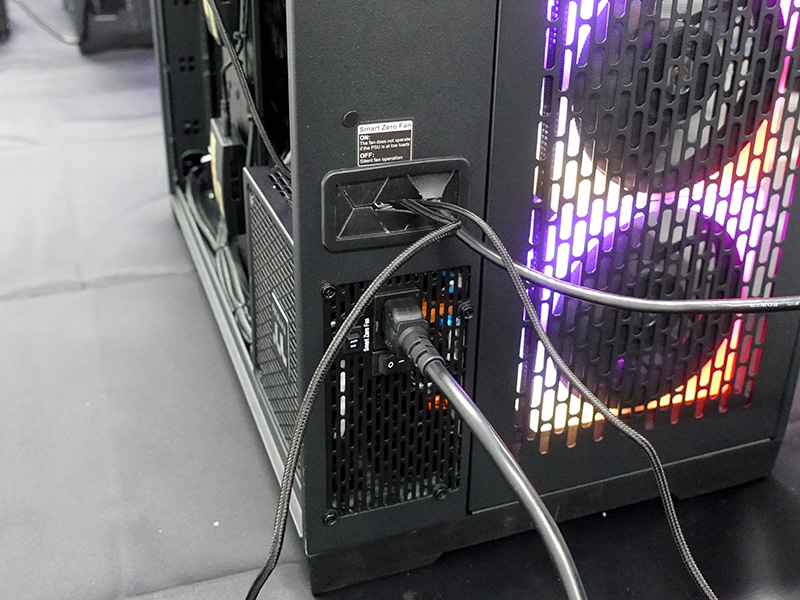 電源上にケーブルポートが用意されている