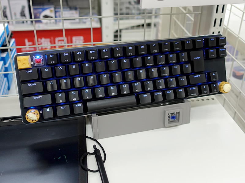 組み立てて楽しいプラモデル風キーボードスタンド2個セット (DN-916225)