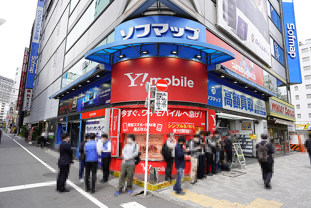 ソフマップAKIBA パソコン・デジタル館では開店前に購入待ちの列ができていました。