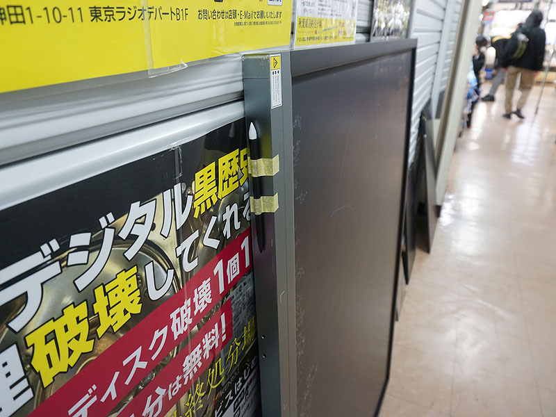 60インチサイズ。厚みもかなりある