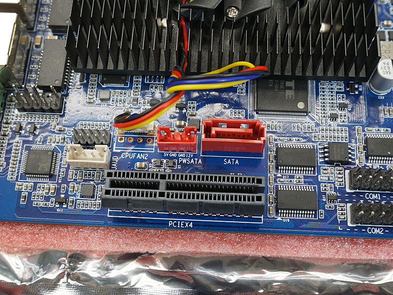 SATAコネクタの隣がSATA電源コネクタ