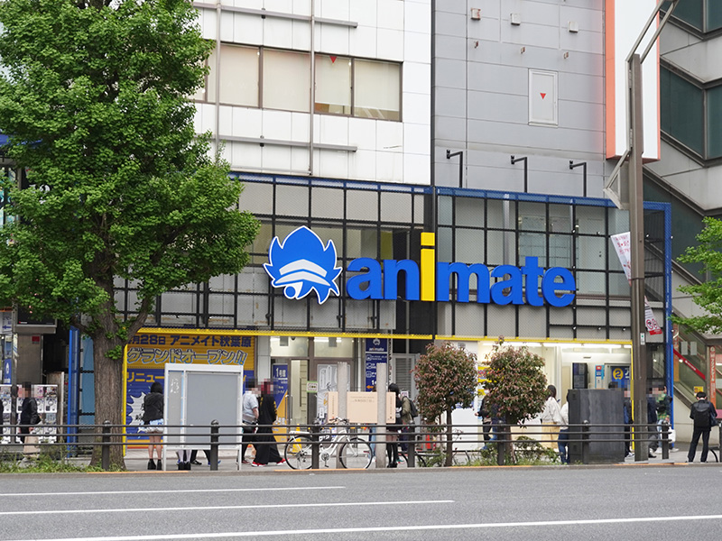 隣接する2つのビルにかかるように看板を設置。28日にグランドオープン