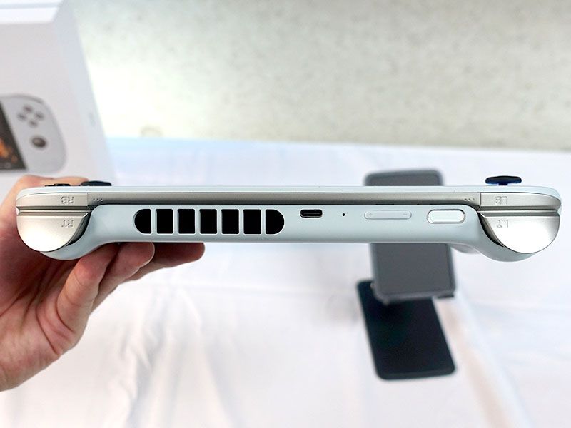 Ryzen 7 6800U搭載ゲーミングPC最小”を謳う「AYANEO Air Plus
