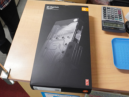 ASUSのGeForce RTX 4090用水冷ブロックに新モデル、水路を備えたバック