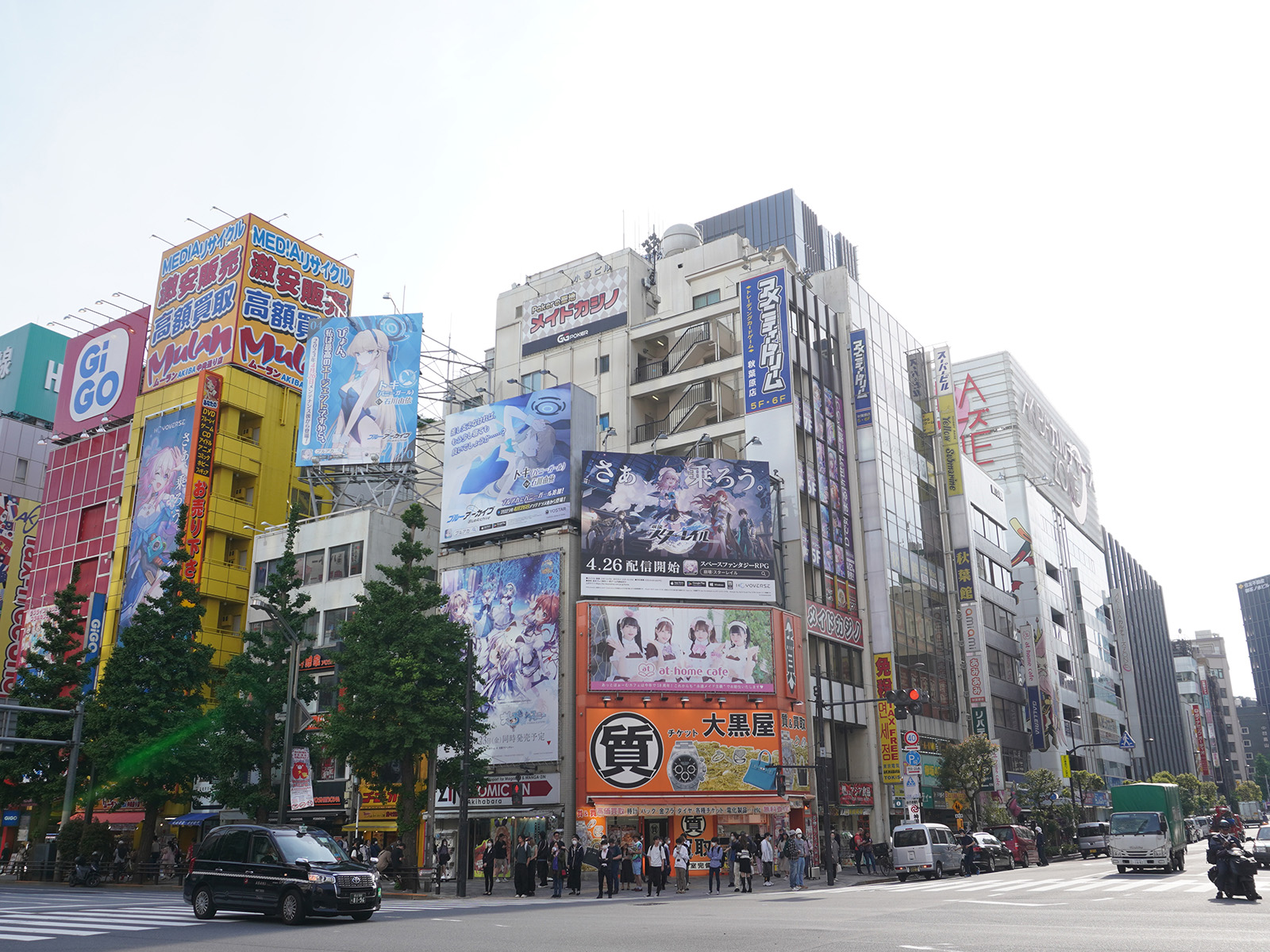5月10日に撮影した中央通り交差点、「崩壊：スターレイル」の広告