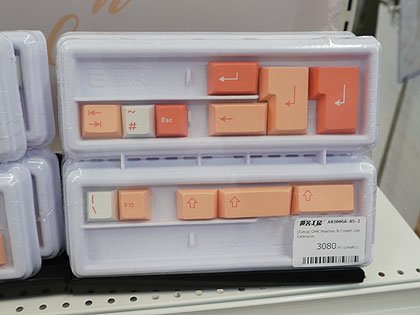 桃」がモチーフのキーキャップセットが入荷、デスクマットも - AKIBA