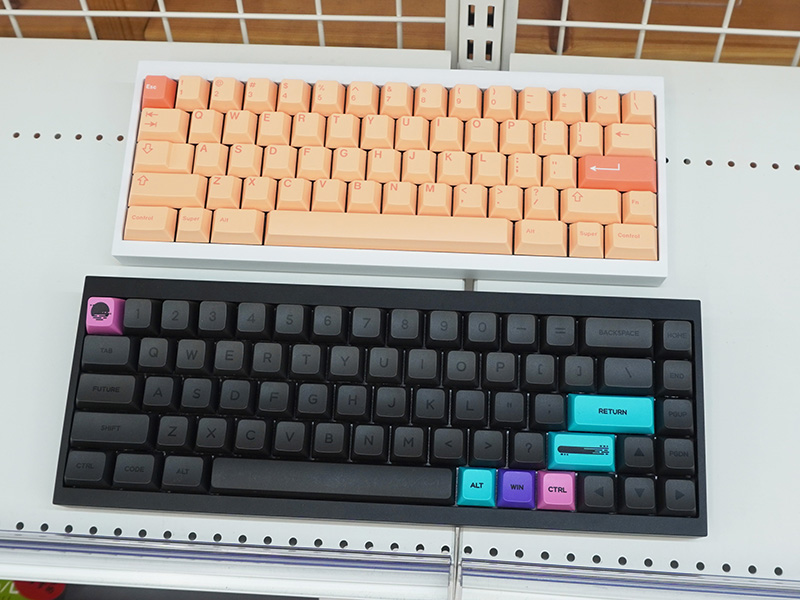 「Tofu60 2.0 kit」（上）と「Tofu65 2.0 kit」（下）の完成品サンプル