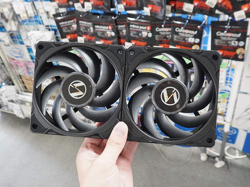 「UNI FAN P28 シリーズ」を2個連結させた状態