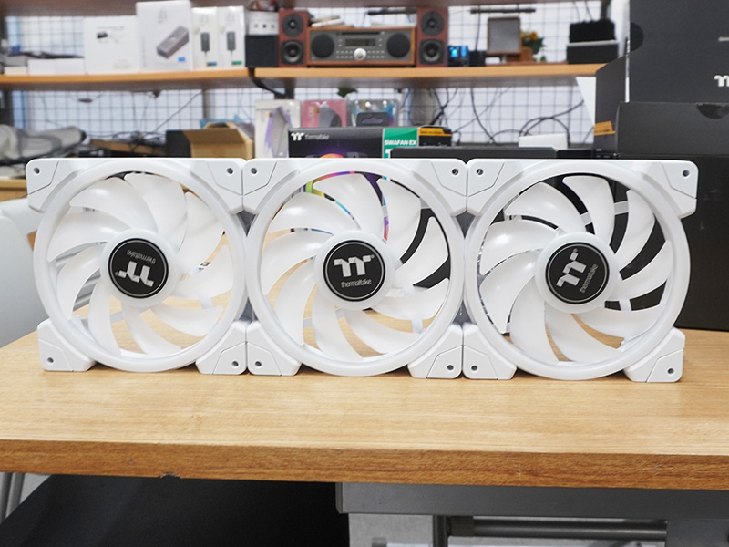 「SWAFAN EX14 RGB 3-Fan Pack」のホワイト