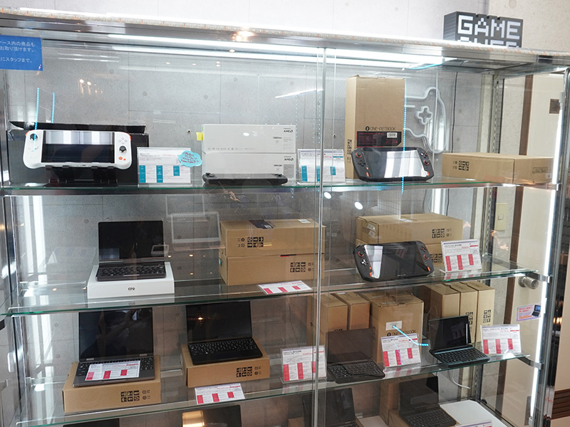 ショーケース内の新古品