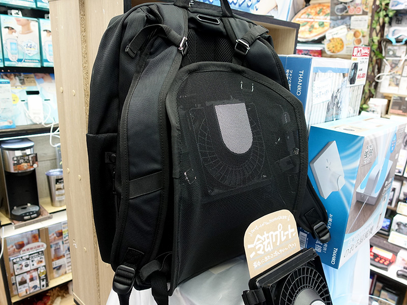 『ひんやりュック』を別売りのリュックに装着した状態