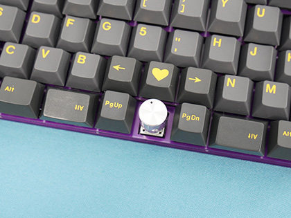 キースイッチが3段階の高さで配列された60%キーボード自作キット